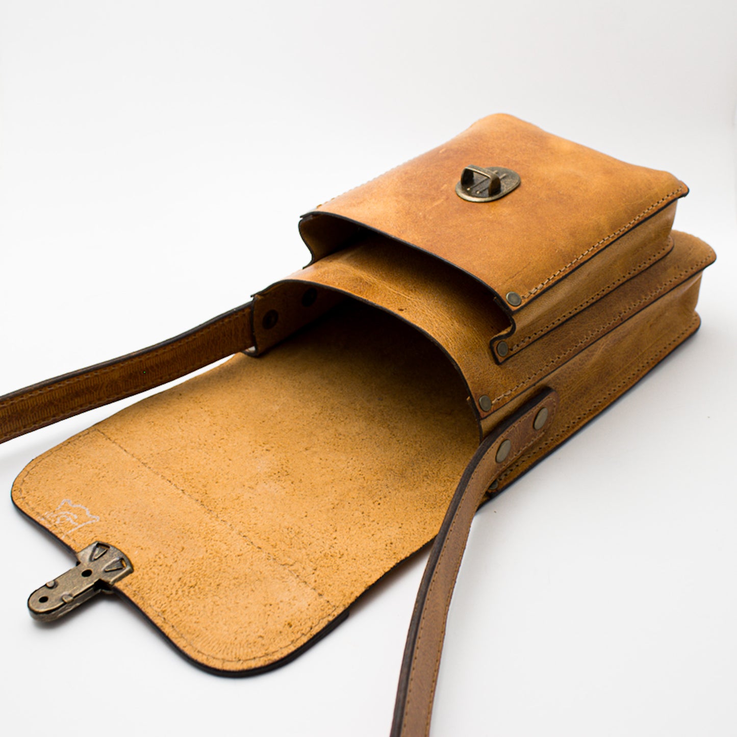 Morral de Cuero Artesanal Hombre – Yoppen Horse