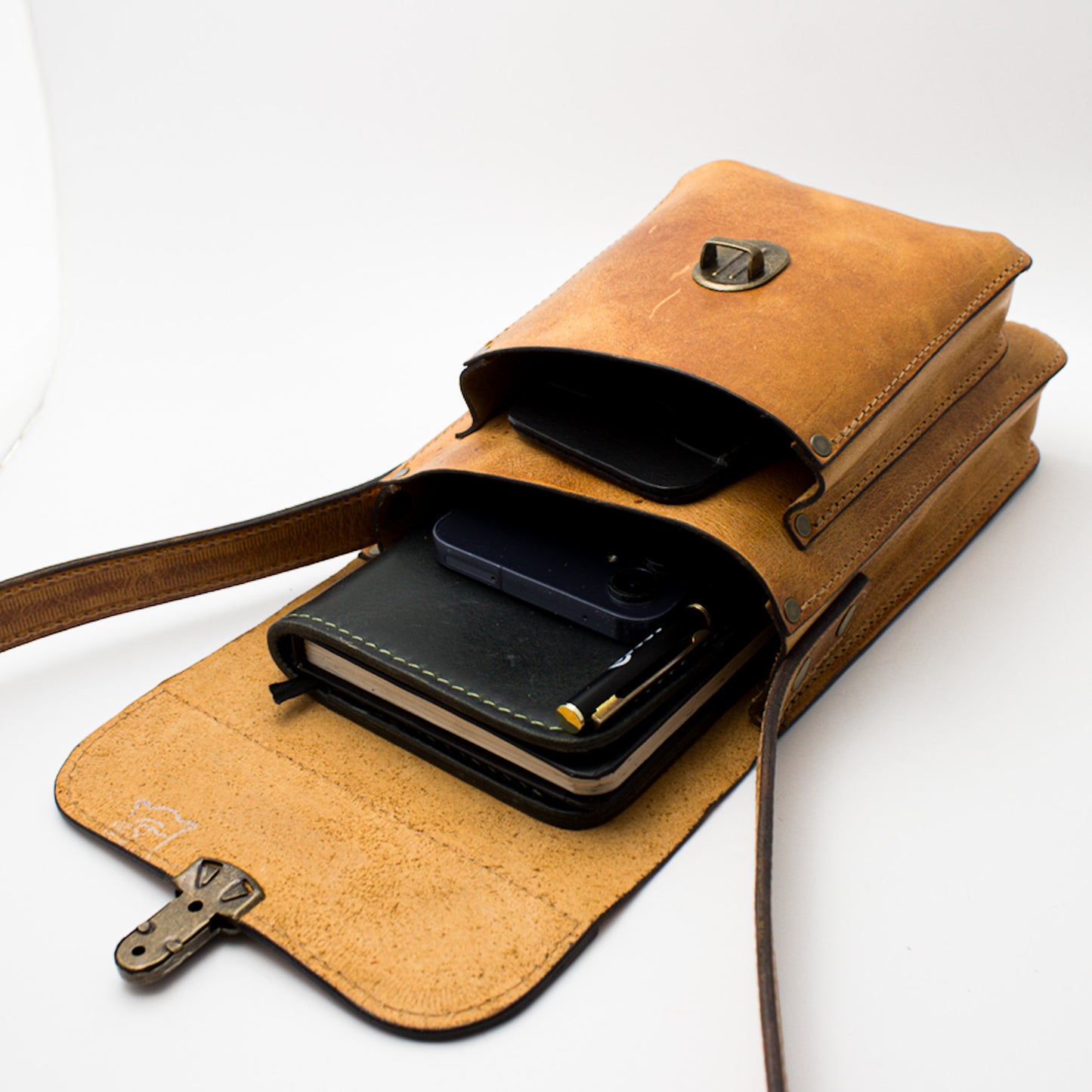 Morral de Cuero Artesanal Hombre – Yoppen Horse