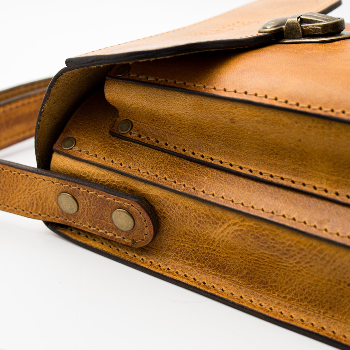 Morral de Cuero Artesanal Hombre – Yoppen Horse