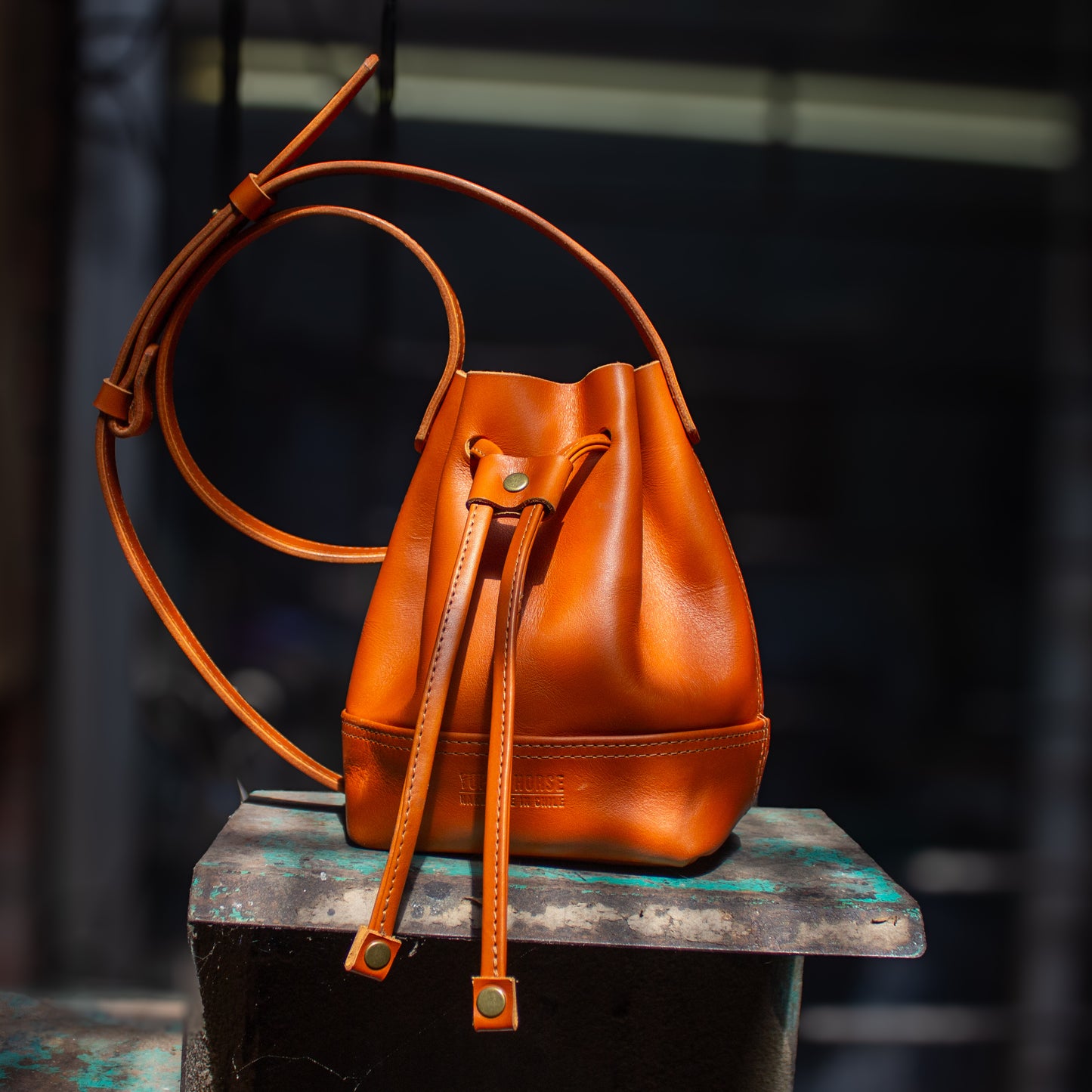 Cartera de Cuero Artesanal Tipo Saco Modelo Brumby - Yopen Horse