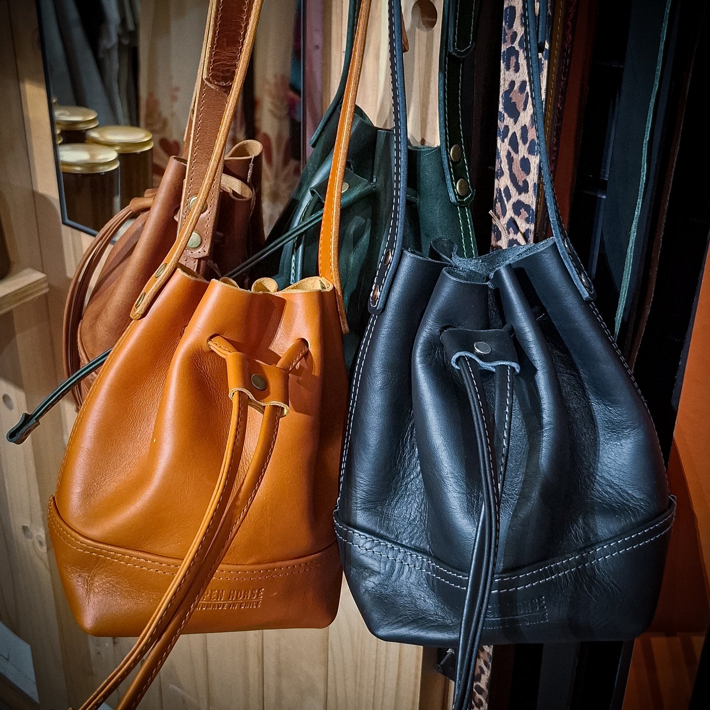 Cartera de Cuero Artesanal Tipo Saco Modelo Brumby - Yopen Horse